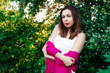  Genç kız tam huzur ve parkta bahar doğa güzel ve zarif elbise içinde barış