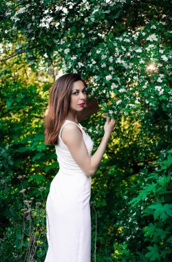  Genç kız tam huzur ve parkta bahar doğa güzel ve zarif elbise içinde barış