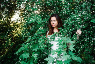  Genç kız tam huzur ve parkta bahar doğa güzel ve zarif elbise içinde barış