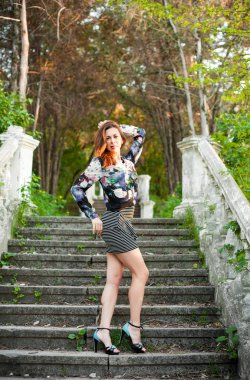  Genç kız tam huzur ve parkta bahar doğa güzel ve zarif elbise içinde barış