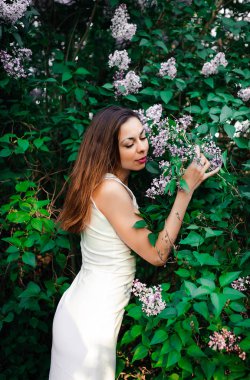  Genç kız tam huzur ve parkta bahar doğa güzel ve zarif elbise içinde barış