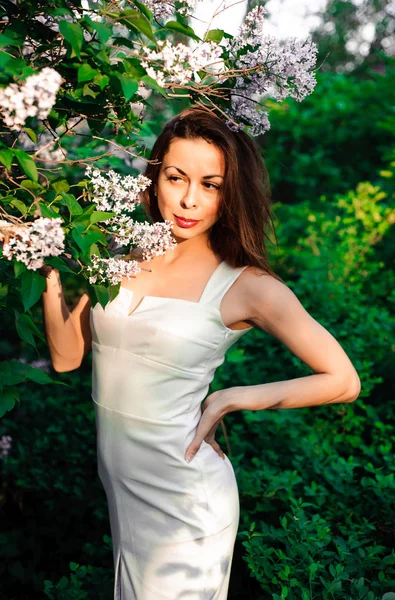 Menina em completa tranquilidade e pacificação em um vestido bonito e elegante na natureza na primavera no parque — Fotografia de Stock