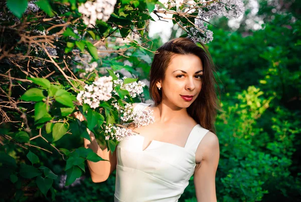 Menina em completa tranquilidade e pacificação em um vestido bonito e elegante na natureza na primavera no parque — Fotografia de Stock