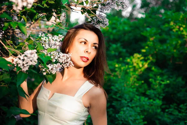 Menina em completa tranquilidade e pacificação em um vestido bonito e elegante na natureza na primavera no parque — Fotografia de Stock