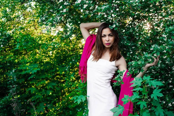 Chica joven en completa tranquilidad y pacificación en un vestido hermoso y elegante en la naturaleza en la primavera en el parque —  Fotos de Stock