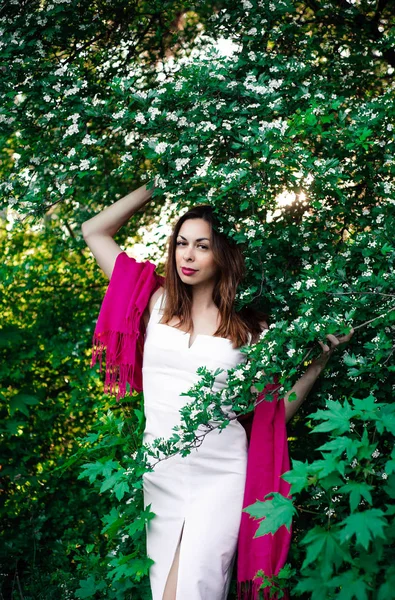 Menina em completa tranquilidade e pacificação em um vestido bonito e elegante na natureza na primavera no parque — Fotografia de Stock