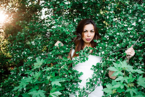 Menina em completa tranquilidade e pacificação em um vestido bonito e elegante na natureza na primavera no parque — Fotografia de Stock