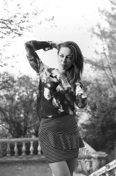Молодая девушка в полном спокойствии и умиротворения в красивом и элегантном платье на природу весной в парке — стоковое фото