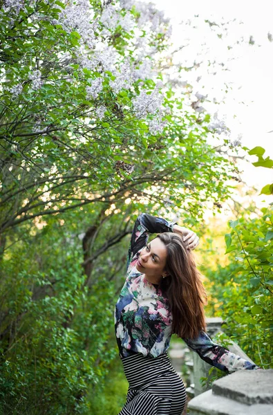Menina em completa tranquilidade e pacificação em um vestido bonito e elegante na natureza na primavera no parque — Fotografia de Stock