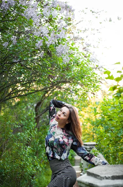 Chica joven en completa tranquilidad y pacificación en un vestido hermoso y elegante en la naturaleza en la primavera en el parque —  Fotos de Stock