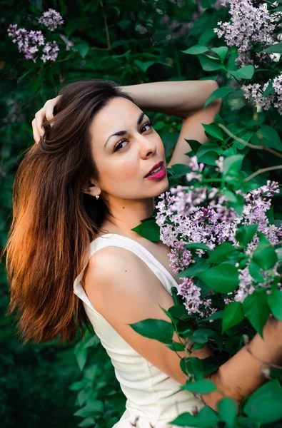 Young girl in complete tranquility and pacification in a beautiful and elegant dress on nature in the spring in the park — Stock Photo, Image