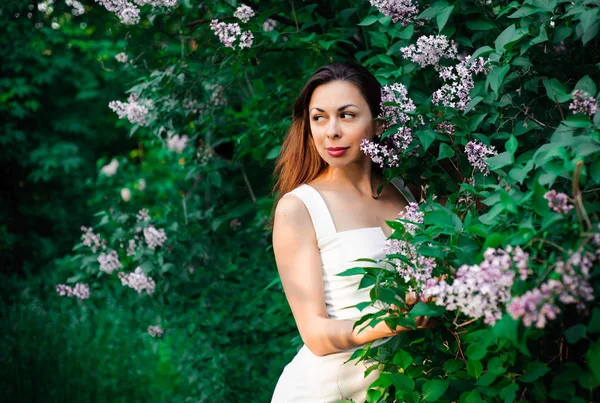 Chica joven en completa tranquilidad y pacificación en un vestido hermoso y elegante en la naturaleza en la primavera en el parque —  Fotos de Stock