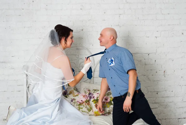 Casamento jovem casal e jogar um vestido de noiva uns aos outros bandas de casamento e muito feliz — Fotografia de Stock