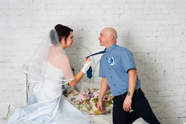 Pareja joven casarse y jugar un vestido de novia entre sí bandas de boda y muy feliz —  Fotos de Stock