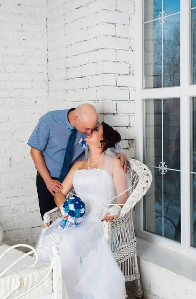 Casamento jovem casal e jogar um vestido de noiva uns aos outros bandas de casamento e muito feliz — Fotografia de Stock