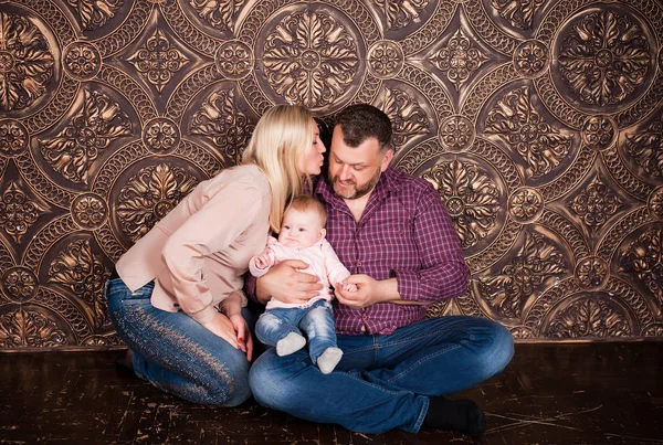 Uma família amigável forte mantém-se unida e ajuda-se mutuamente — Fotografia de Stock