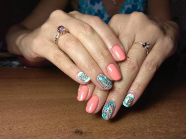 Manikürcü onu mükemmel bir manikürcüye dönüştürdü. Ellerinde cilalı jöle vardı ve müşteri mutluydu.