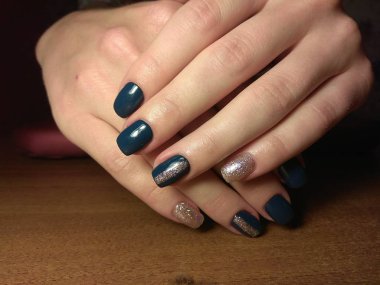 Manikürcü onu mükemmel bir manikürcüye dönüştürdü. Ellerinde cilalı jöle vardı ve müşteri mutluydu.