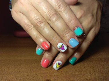 Manikürcü onu mükemmel bir manikürcüye dönüştürdü. Ellerinde cilalı jöle vardı ve müşteri mutluydu.