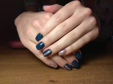 Manikürcü onu mükemmel bir manikürcüye dönüştürdü. Ellerinde cilalı jöle vardı ve müşteri mutluydu.