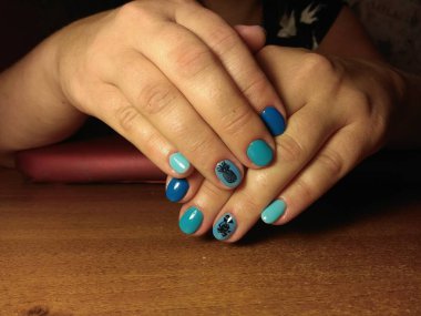 Manikürcü onu mükemmel bir manikürcüye dönüştürdü. Ellerinde cilalı jöle vardı ve müşteri mutluydu.