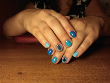 Manikürcü onu mükemmel bir manikürcüye dönüştürdü. Ellerinde cilalı jöle vardı ve müşteri mutluydu.