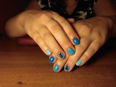 Manikürcü onu mükemmel bir manikürcüye dönüştürdü. Ellerinde cilalı jöle vardı ve müşteri mutluydu.