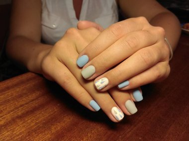 Manikürcü onu mükemmel bir manikürcüye dönüştürdü. Ellerinde cilalı jöle vardı ve müşteri mutluydu.