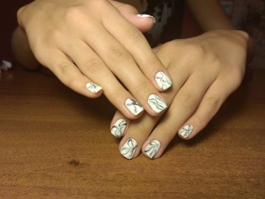 Manikürcü onu mükemmel bir manikürcüye dönüştürdü. Ellerinde cilalı jöle vardı ve müşteri mutluydu.