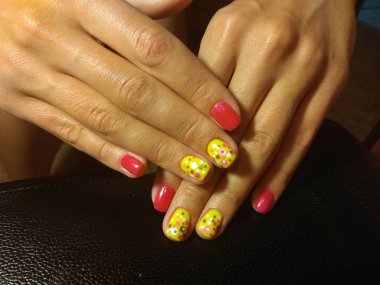 Manikürcü onu mükemmel bir manikürcüye dönüştürdü. Ellerinde cilalı jöle vardı ve müşteri mutluydu.