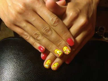 Manikürcü onu mükemmel bir manikürcüye dönüştürdü. Ellerinde cilalı jöle vardı ve müşteri mutluydu.