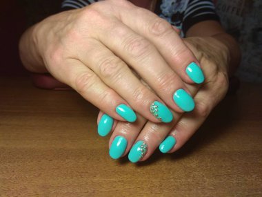 Manikürcü onu mükemmel bir manikürcüye dönüştürdü. Ellerinde cilalı jöle vardı ve müşteri mutluydu.