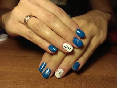 Manikürcü onu mükemmel bir manikürcüye dönüştürdü. Ellerinde cilalı jöle vardı ve müşteri mutluydu.