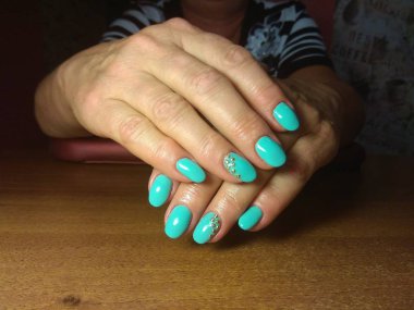 Manikürcü onu mükemmel bir manikürcüye dönüştürdü. Ellerinde cilalı jöle vardı ve müşteri mutluydu.