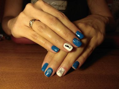 Manikürcü onu mükemmel bir manikürcüye dönüştürdü. Ellerinde cilalı jöle vardı ve müşteri mutluydu.