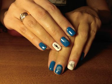 Manikürcü onu mükemmel bir manikürcüye dönüştürdü. Ellerinde cilalı jöle vardı ve müşteri mutluydu.