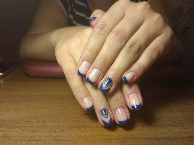 Manikürcü onu mükemmel bir manikürcüye dönüştürdü. Ellerinde cilalı jöle vardı ve müşteri mutluydu.