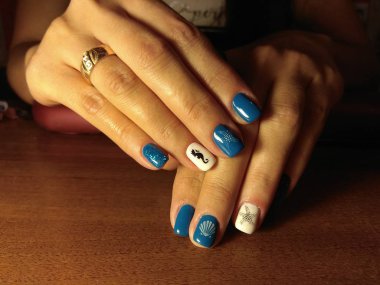 Manikürcü onu mükemmel bir manikürcüye dönüştürdü. Ellerinde cilalı jöle vardı ve müşteri mutluydu.