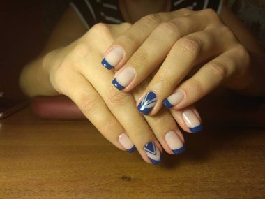 Manikürcü onu mükemmel bir manikürcüye dönüştürdü. Ellerinde cilalı jöle vardı ve müşteri mutluydu.