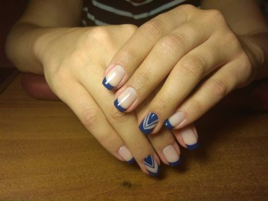 Manikürcü onu mükemmel bir manikürcüye dönüştürdü. Ellerinde cilalı jöle vardı ve müşteri mutluydu.