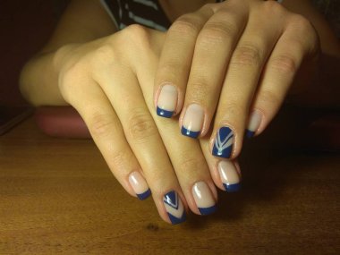 Manikürcü onu mükemmel bir manikürcüye dönüştürdü. Ellerinde cilalı jöle vardı ve müşteri mutluydu.