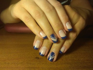 Manikürcü onu mükemmel bir manikürcüye dönüştürdü. Ellerinde cilalı jöle vardı ve müşteri mutluydu.