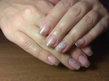 Manikürcü onu mükemmel bir manikürcüye dönüştürdü. Ellerinde cilalı jöle vardı ve müşteri mutluydu.