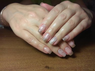 Manikürcü onu mükemmel bir manikürcüye dönüştürdü. Ellerinde cilalı jöle vardı ve müşteri mutluydu.