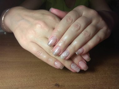 Manikürcü onu mükemmel bir manikürcüye dönüştürdü. Ellerinde cilalı jöle vardı ve müşteri mutluydu.
