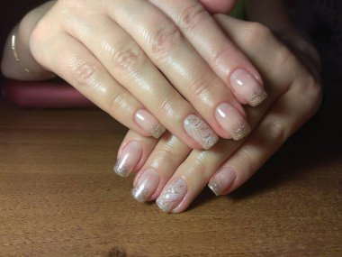 Manikürcü onu mükemmel bir manikürcüye dönüştürdü. Ellerinde cilalı jöle vardı ve müşteri mutluydu.