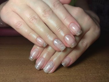 Manikürcü onu mükemmel bir manikürcüye dönüştürdü. Ellerinde cilalı jöle vardı ve müşteri mutluydu.