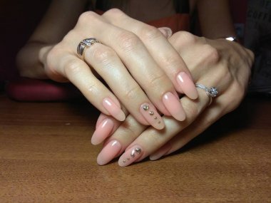 Manikürcü onu mükemmel bir manikürcüye dönüştürdü. Ellerinde cilalı jöle vardı ve müşteri mutluydu.