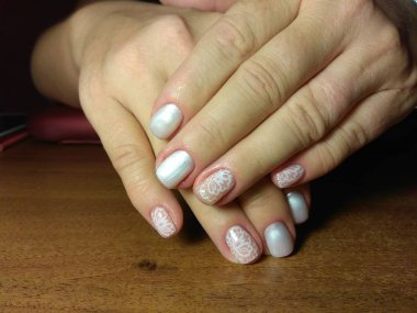 Manikürcü onu mükemmel bir manikürcüye dönüştürdü. Ellerinde cilalı jöle vardı ve müşteri mutluydu.