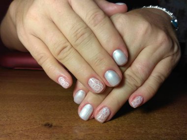 Manikürcü onu mükemmel bir manikürcüye dönüştürdü. Ellerinde cilalı jöle vardı ve müşteri mutluydu.